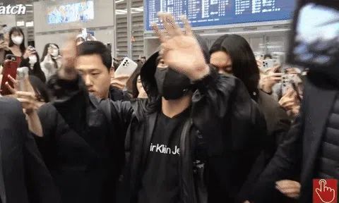 Jungkook (BTS) bị xô đẩy suýt ngã tại sân bay, nhìn cảnh vỡ trận hỗn loạn mà rùng mình!